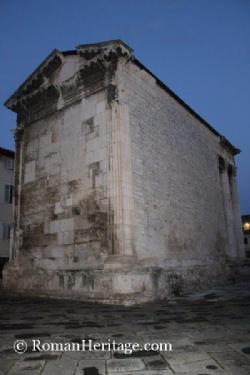 Temple Augustus- Templo Pula