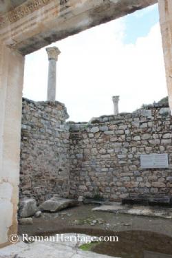 Temple Hadrian-s Templo Adriano