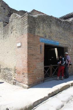 Shop of a fabric merchant or Lanarius shop (37)